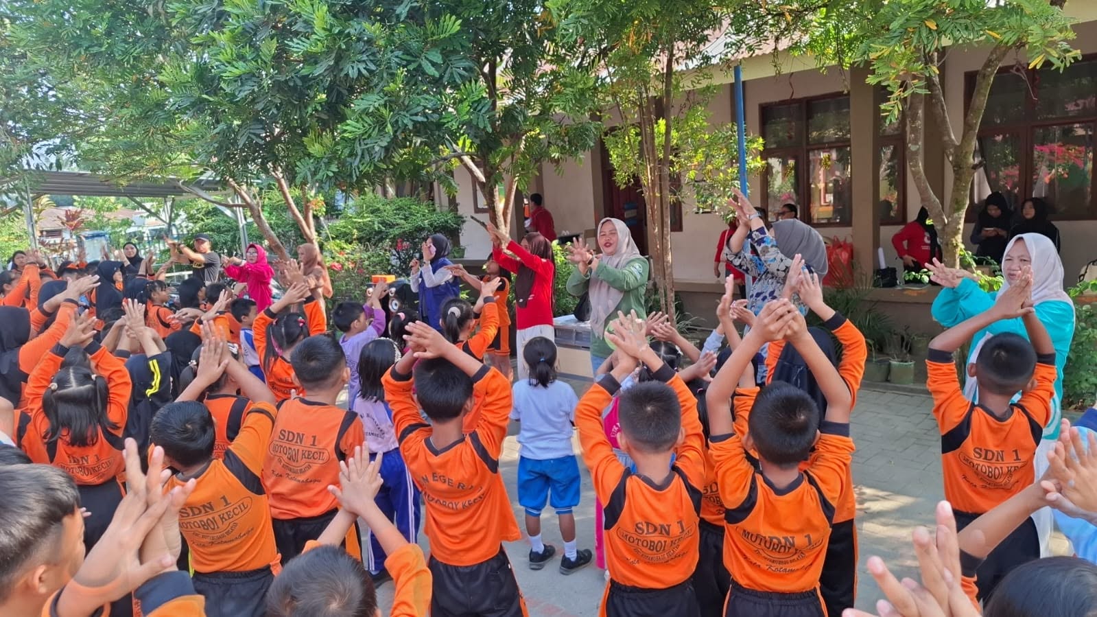 Sampul album Kampanye dan Penggerakan Masyarakat di SDN 1 Motoboi Kecil