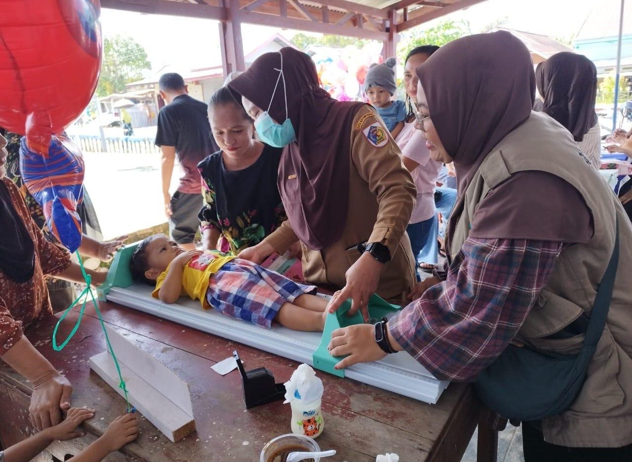 Pemantauan dan Pengawasan Pengukuran dan Intervensi Serentak Pencegahan Stunting di Posyandu Melati Desa Poyowa Besar 1