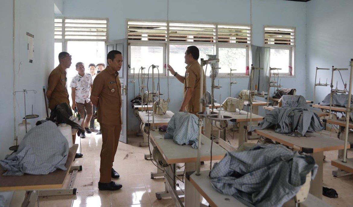Wali Kota Kotamobagu, dr. Weny Gaib, Sp.M., Meninjau Fasilitas Pelatihan Kerja Milik Dinas Perindustrian dan Tenaga Kerja Pemerintah Daerah Kota Kotamobagu. 