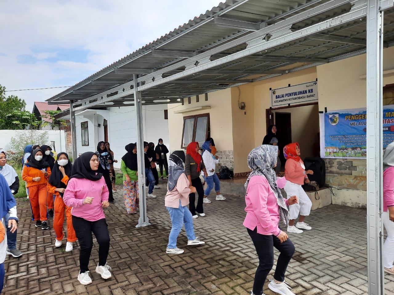 Penggerakan Masyarakat Hidup Sehat Melalui Aktivitas Fisik dan Makan Buah.