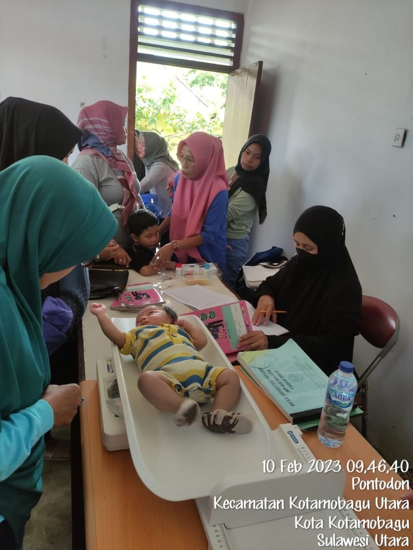 Menimbang Bayi dan Balita Setiap Bulan