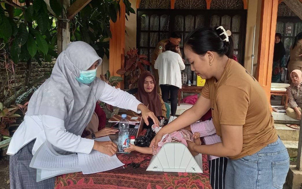 Pengukuran Panjang Bayi di Posyandu Siklus Hidup Kelurahan Biga