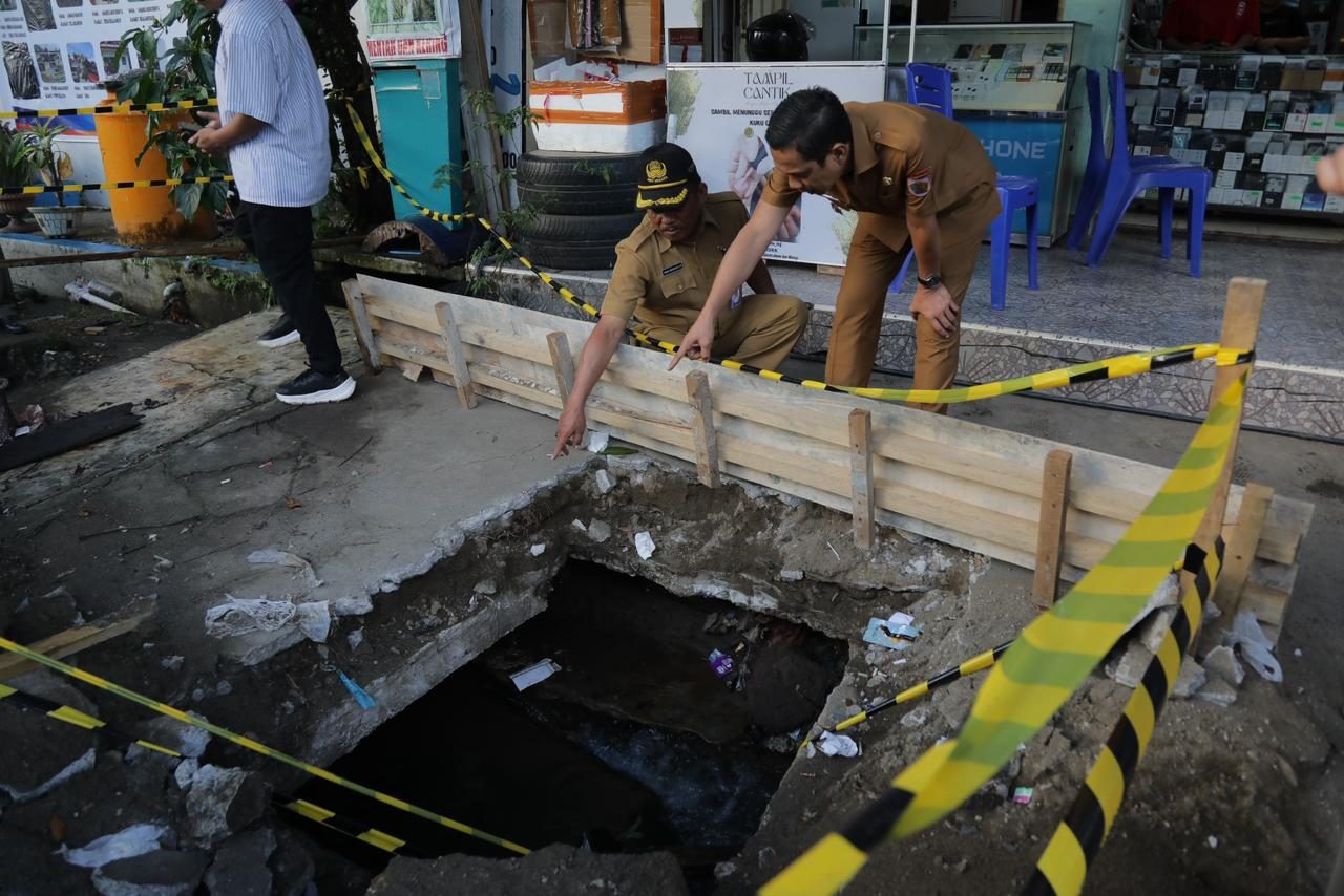 Wali Kota Kotamobagu, dr. Weny Gaib, Sp.M., Meninjau Kondisi Drainase di Jalan Kartini, Kota Kotamobagu.