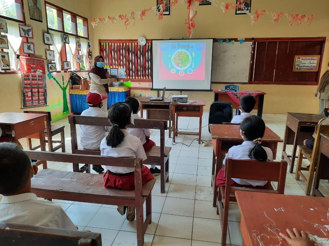 Edukasi Isi Piringku (Gizi Seimbang) di SDN 2 Molinow