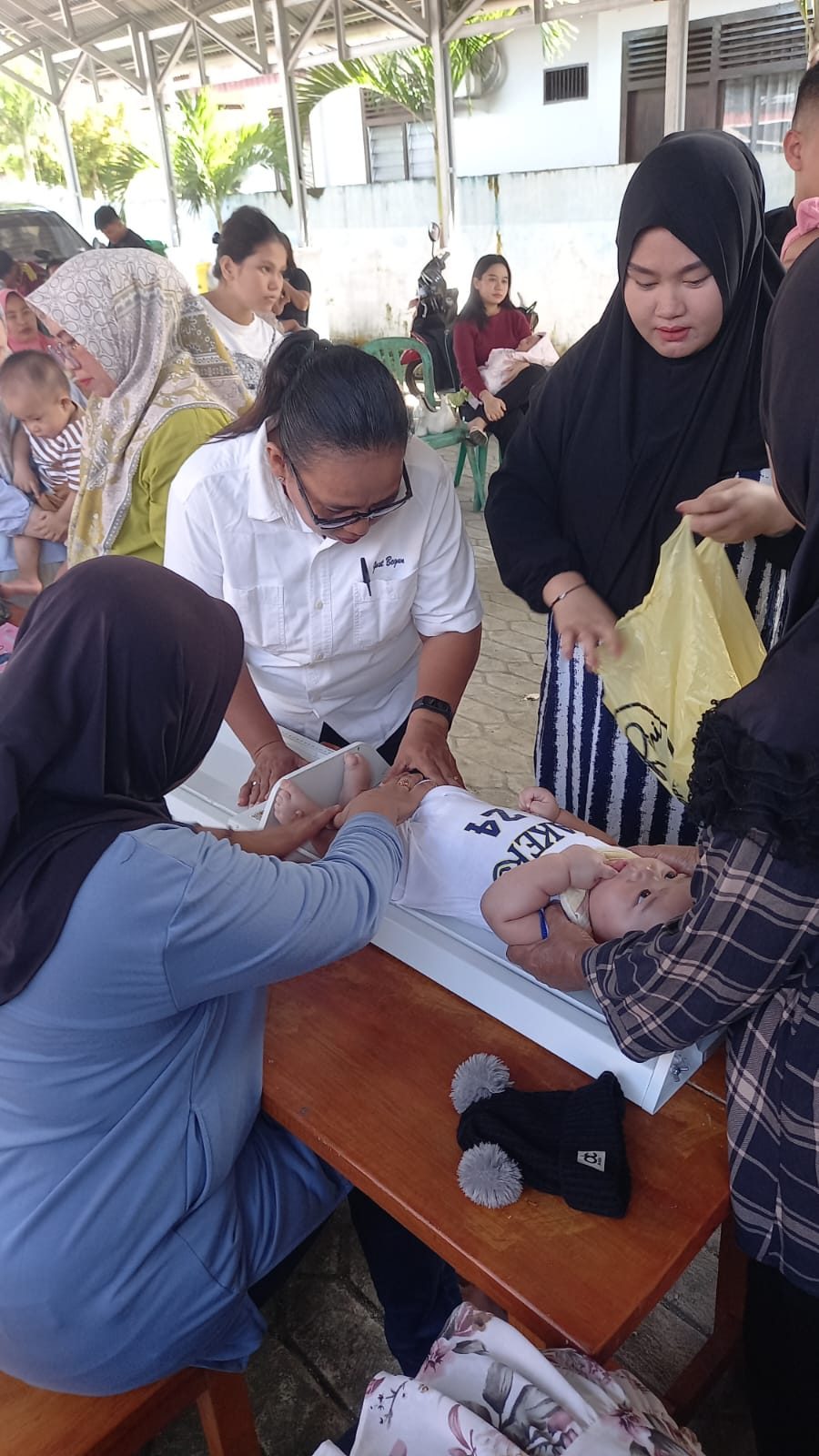 Pengukuran Panjang Bayi di Posyandu Dahlia Kelurahan Biga