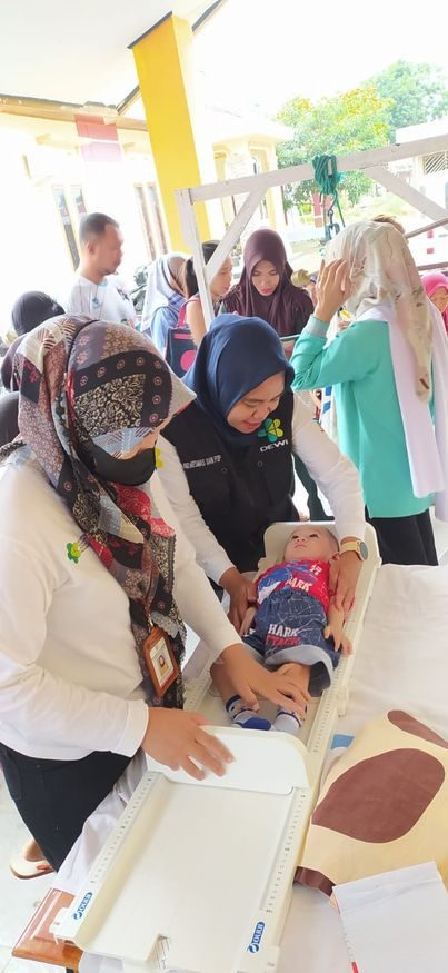 Pemantauan Tumbuh Kembang Balita di Posyandu Widuri Poyowa Besar 2