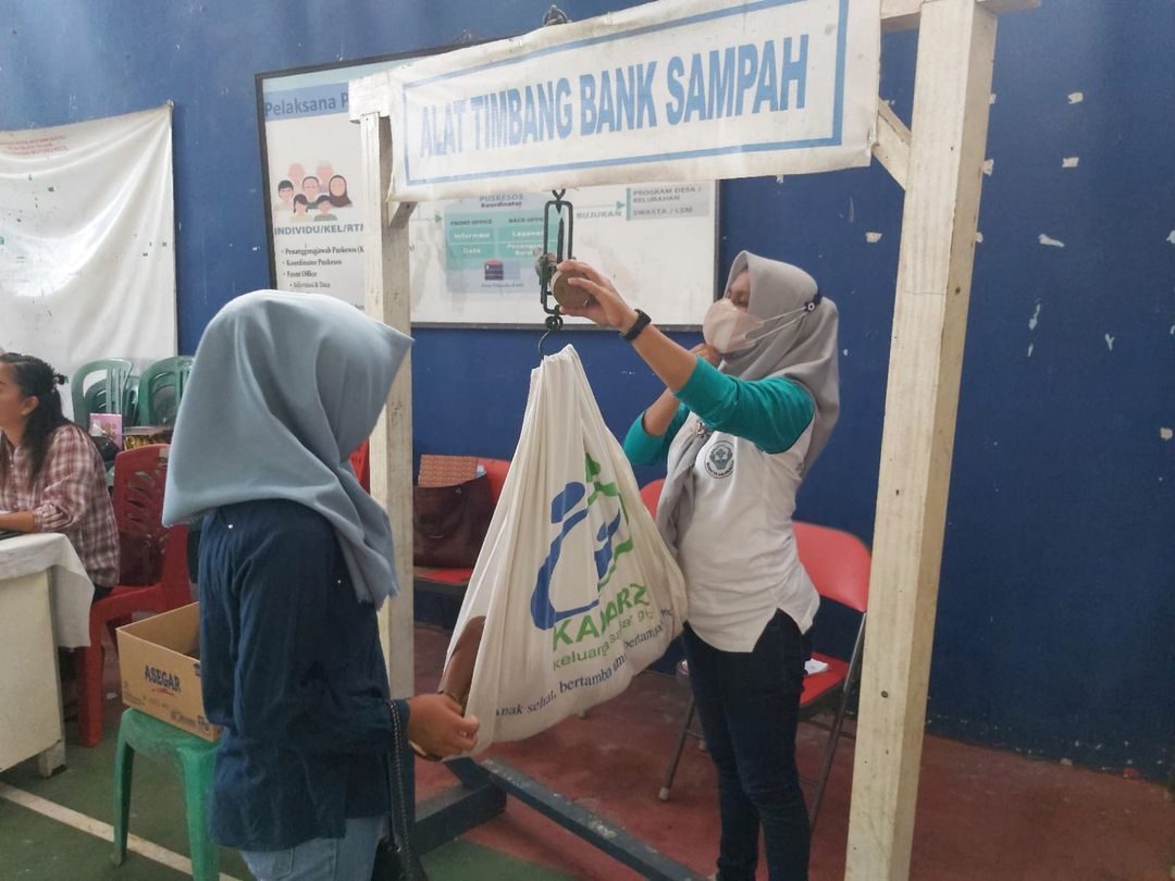 Menimbang Bayi dan Balita Setiap Bulan