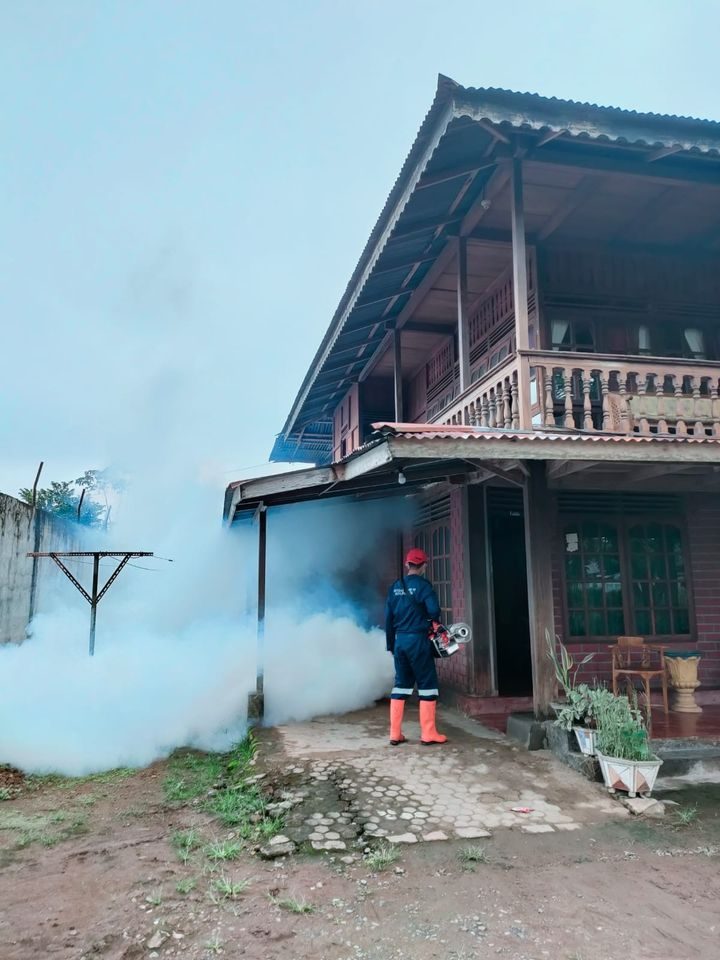 Fogging Fokus Kasus DBD di Kelurahan Mogolaing dan Kelurahan Moliniw
